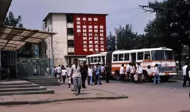 乐竞体育80年关虎屯储蓄所抢劫杀人案警方以物追凶关键线索是一件衣服